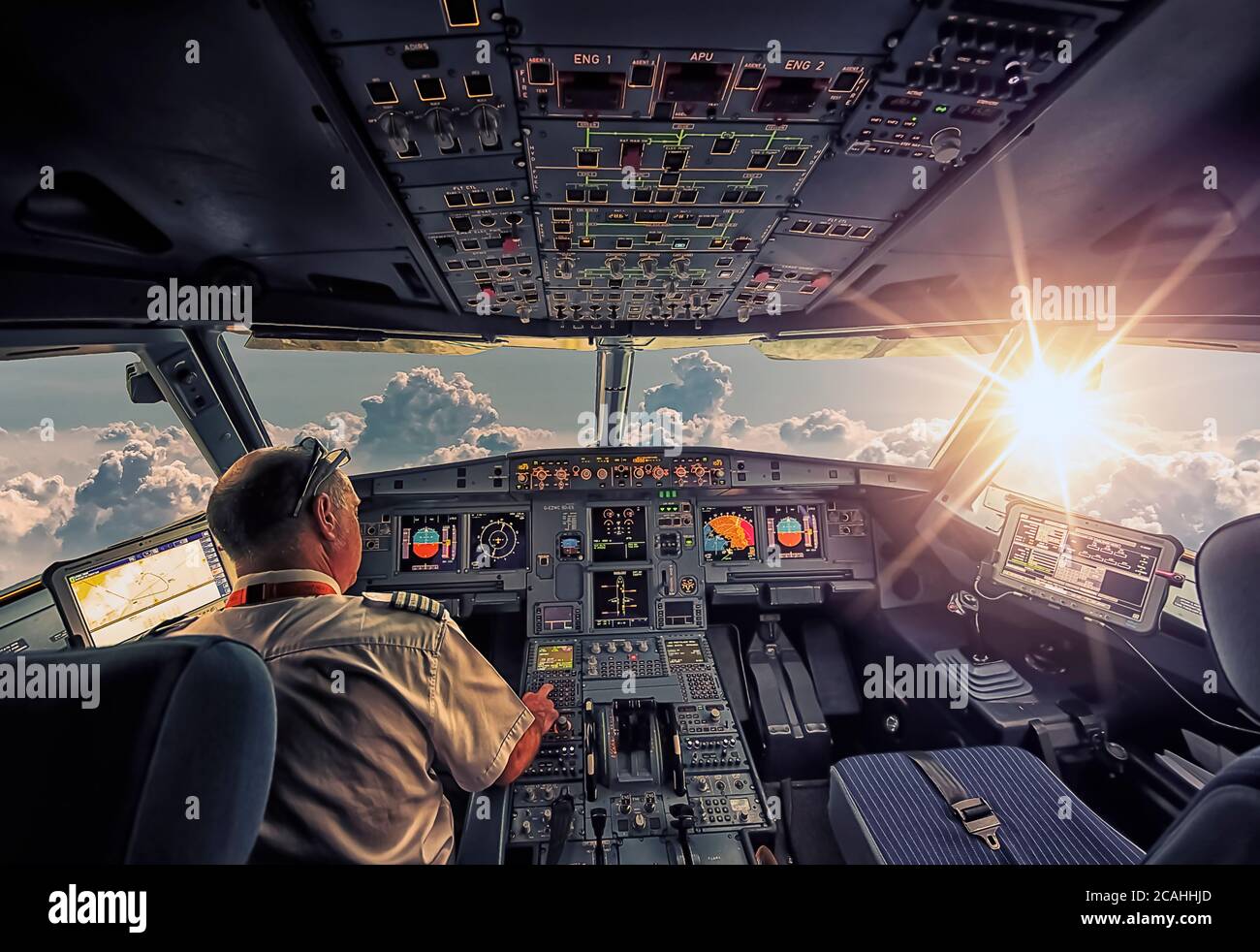 Das Cockpit eines Airbus A320 im Flug Stockfoto