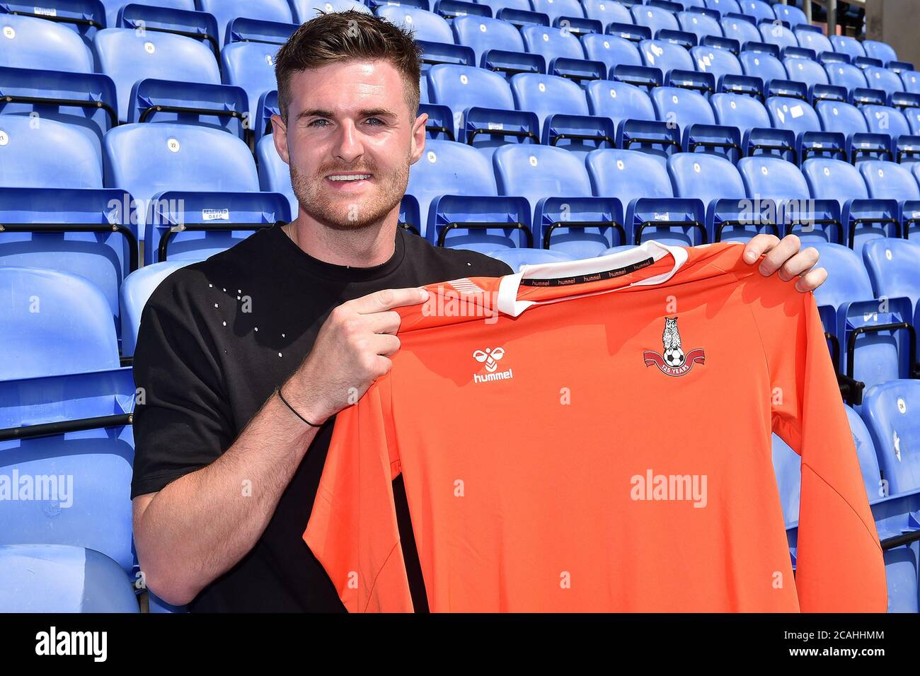 OLDHAM, GROSSBRITANNIEN. 7. AUGUST 2020 - Torwart Ian Lawlor unterschreibt Oldham Athletic am Freitag, den 7. August 2020, mit einem Saisonkredit von Doncaster Rovers im Boundary Park, Oldham. (Kredit: Eddie Garvey, Mi News) Kredit: MI Nachrichten & Sport /Alamy Live Nachrichten Stockfoto