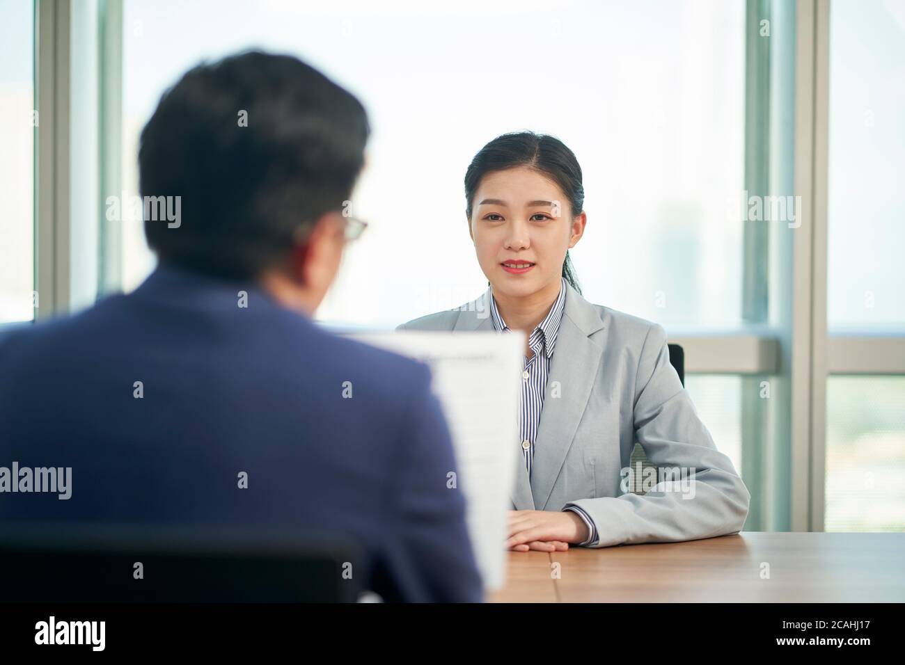 Junge asiatische Geschäftsfrau auf der Suche nach Job wird von Human Resources Manager interviewt Stockfoto
