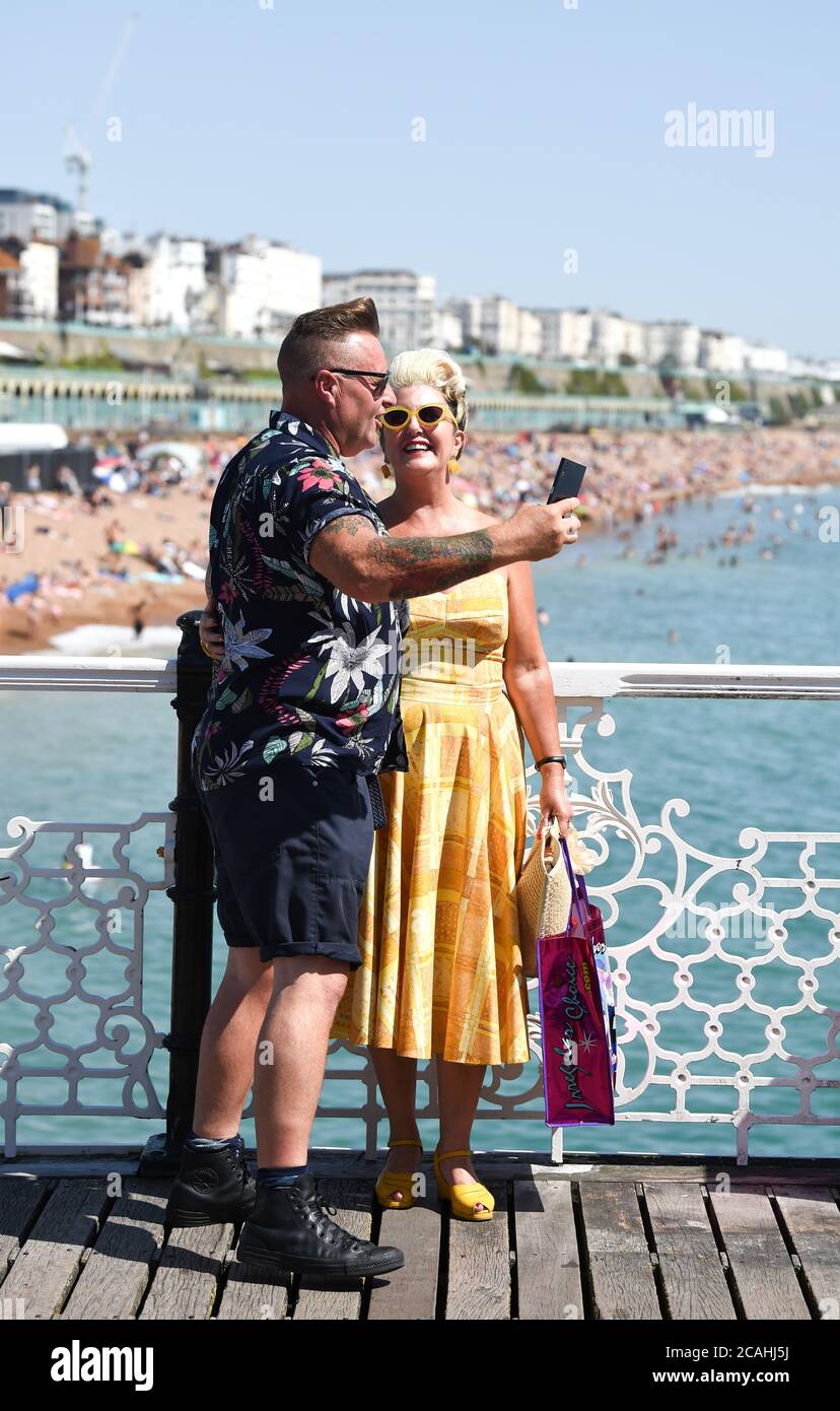 Brighton UK 7. August 2020 - Dieses Paar verkleidet sich für den Tag als Massen strömen zu Brighton Strand, wie sie die Sonne genießen an dem, was vorhergesagt wurde, um der heißeste Tag des Jahres bisher mit Temperaturen erreichen die hohen 30 in einigen Teilen der South East today : Credit Simon Dack / Alamy Live News Stockfoto