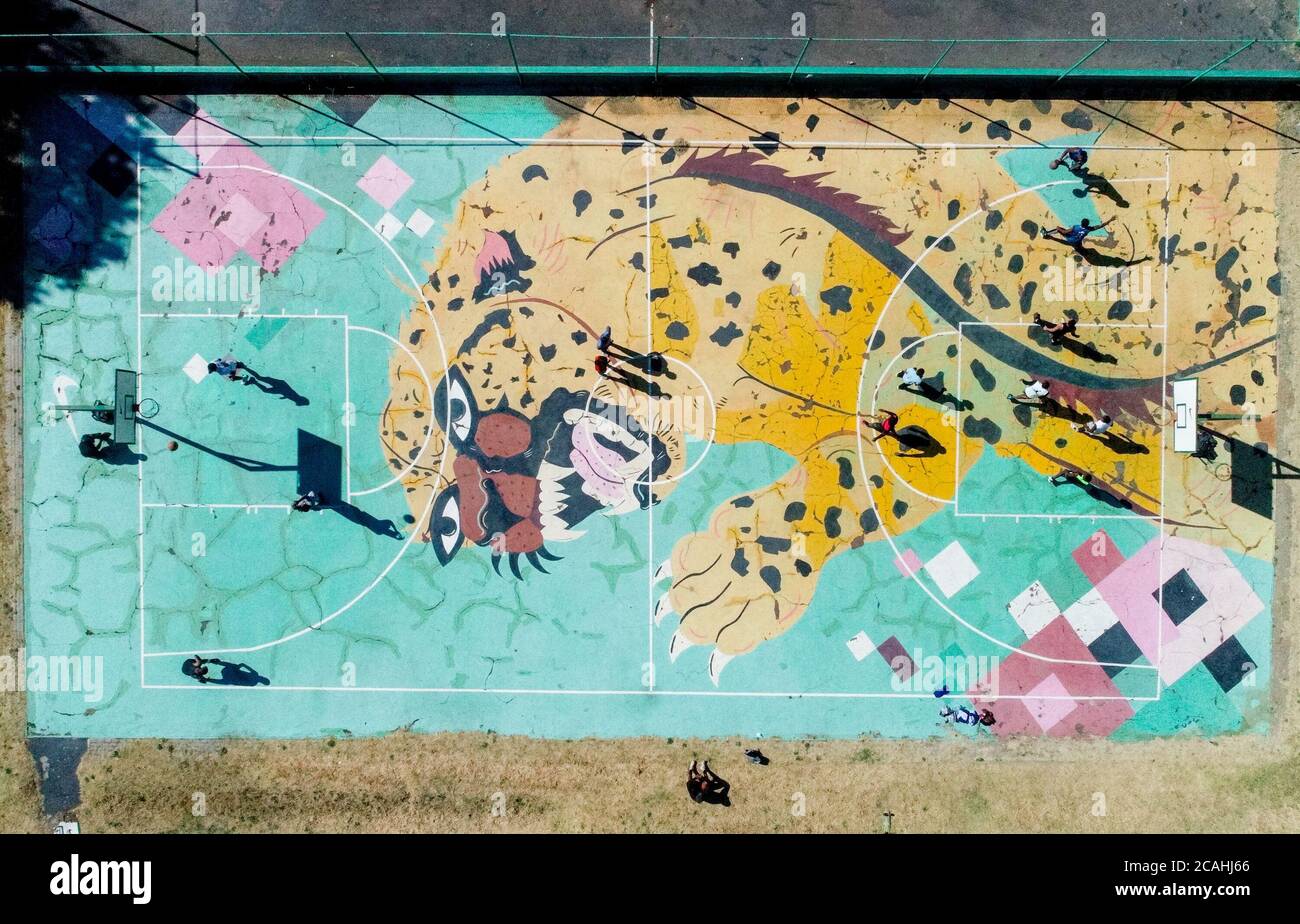 Peking, Südafrika. Juli 2020. In Johannesburg, Südafrika, spielen Menschen Basketball, 25. Juli 2020. Die Africa Centers for Disease Control and Prevention (Africa CDC) haben am Freitag gezeigt, dass die Zahl der COVID-19-Fälle auf dem afrikanischen Kontinent über 1 Million liegt. Quelle: Yeshiel/Xinhua/Alamy Live News Stockfoto