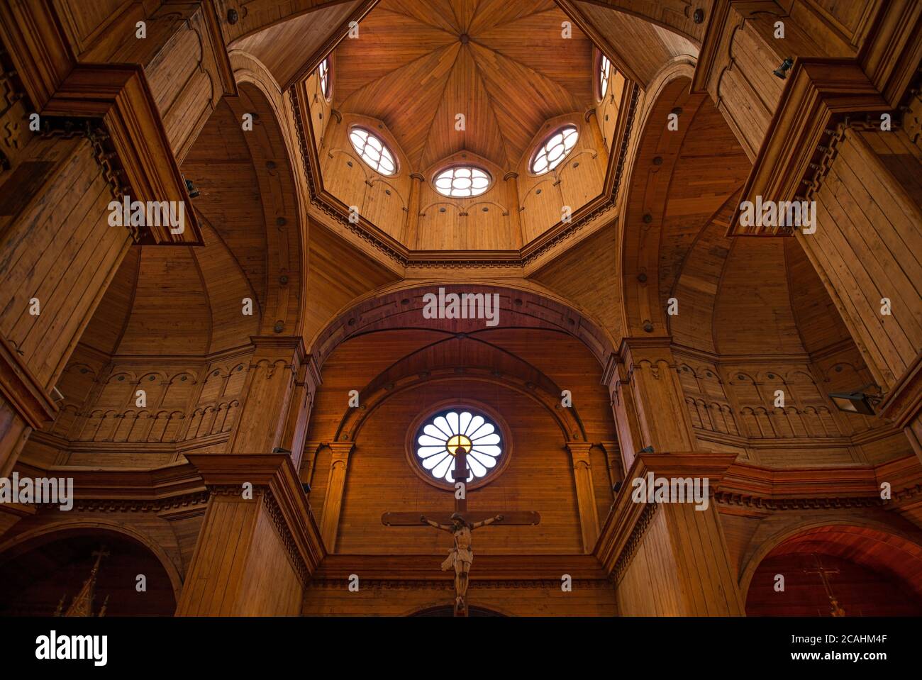 Hölzerne Kirche Interieur in Castro, Chiloe Island, Chile. Stockfoto