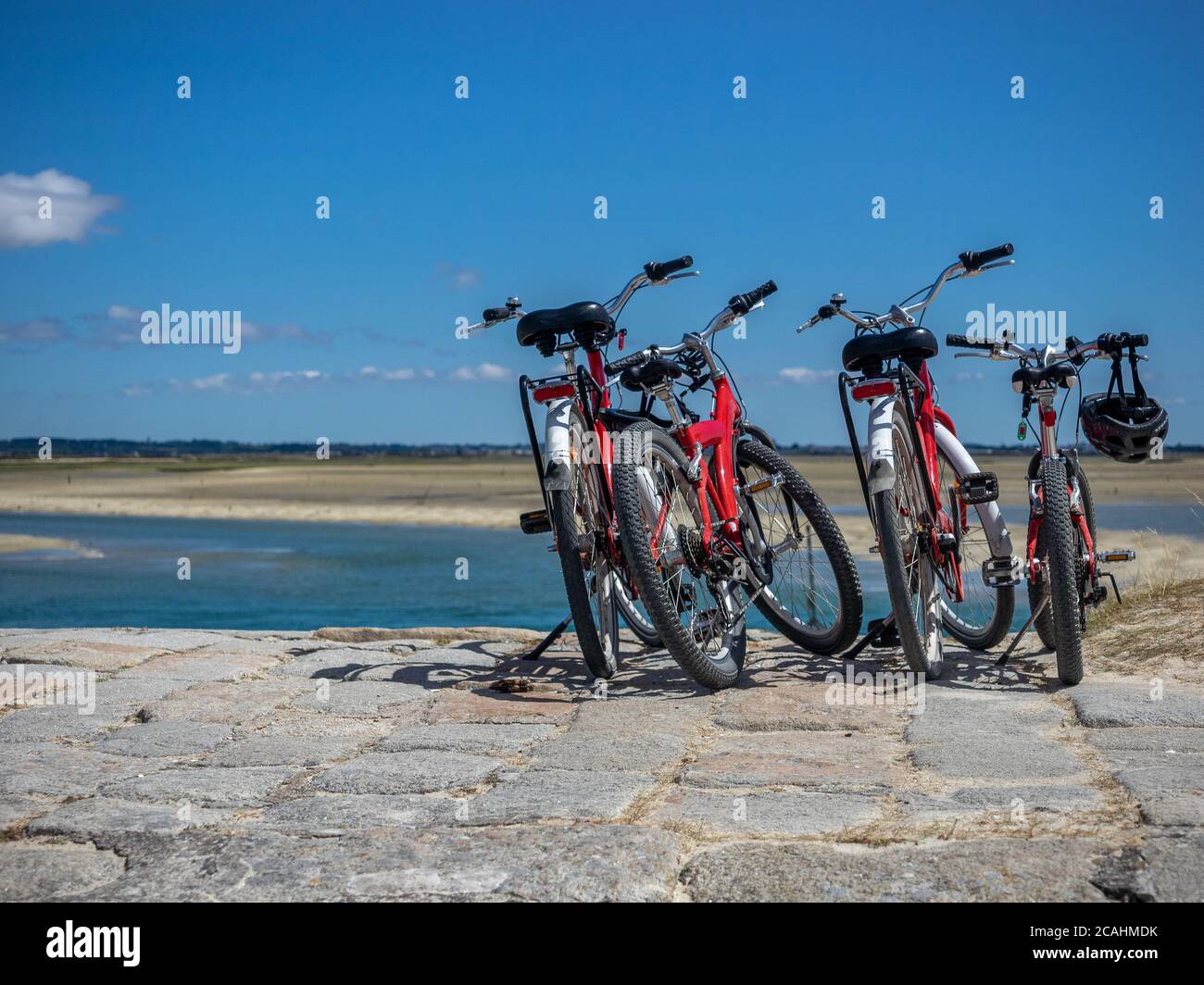 2020 Frankreich - Atlantik - vier Fahrräder in Strandnähe Stockfoto