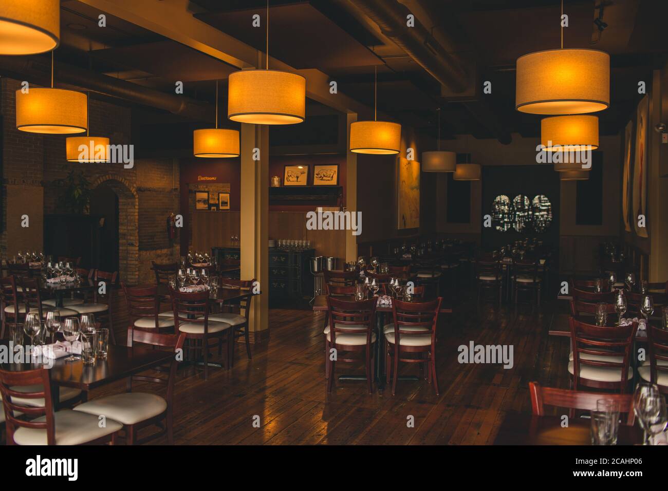 Essen im Restaurant mit einem wunderschönen Koch. Warm, lecker, Komfort Essen zu Hause gemacht. Stockfoto