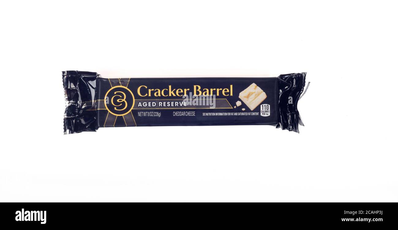 Cracker Barrel Aged Reserve Cheddar Käsebar in Wrapper on Weiß Stockfoto