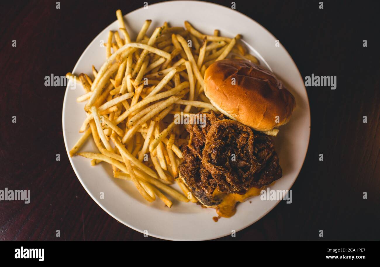 Essen im Restaurant mit einem wunderschönen Koch. Warm, lecker, Komfort Essen zu Hause gemacht. Stockfoto