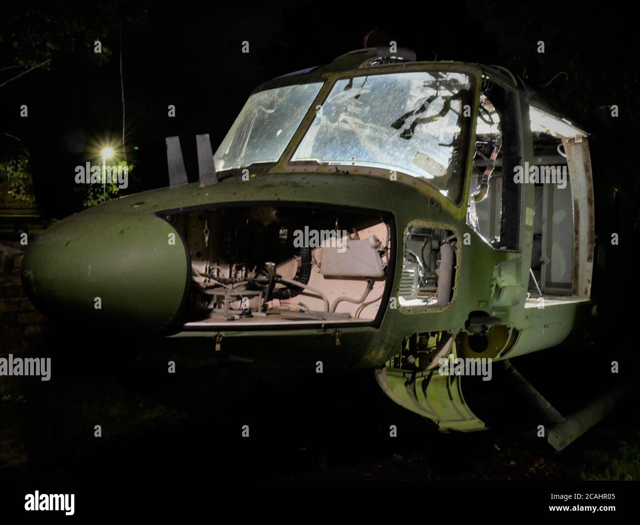 Stillgelegte aufgegeben Hubschrauber geerdet in der Nacht mit Tageslicht-Qualität Beleuchtung Zur Anzeige des Nasenkörpers und der Bauteile Stockfoto