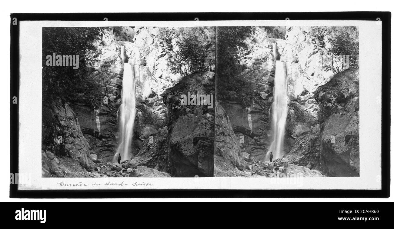 Cascade du Dard - Suisse/Schweiz. Vermutlich Ferrier P.F. & Soulier, J. Lévy Sr. Das Nozon ist ein etwa 24 km langer rechter Nebenfluss des Talents im Kanton Waadt in der Schweiz. Mit dem Wasserfall Cascade du Dard beginnt der Fluss in einer Schlucht zu fließen. Am Fuß des Wasserfalls steht ein Wanderer. Stereo-Fotografie auf Glasplatte um 1867. Stockfoto
