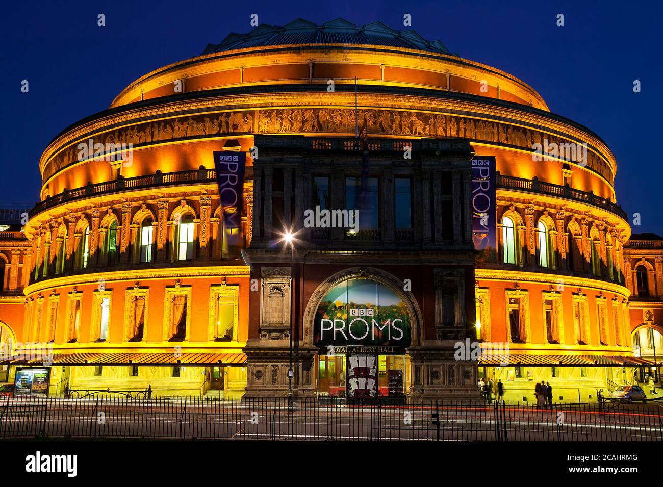 London, UK, 9. August 2007 : die Royal Albert Hall in Kensington in der Nacht, wo die Proms klassische Konzert jedes Jahr, das ist ein beliebter touri statt Stockfoto