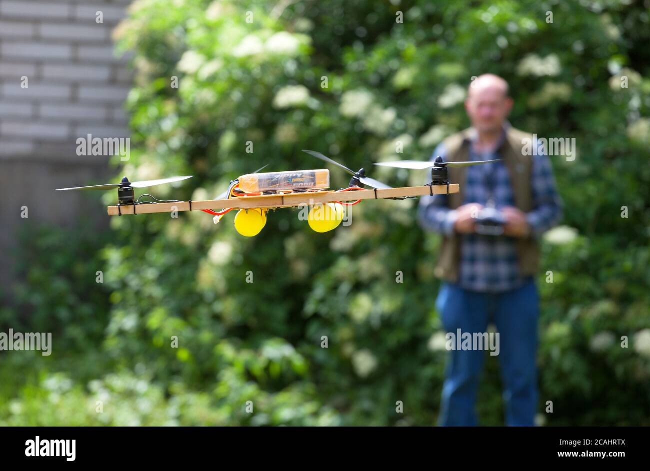 Mann, der selbstgemachte Quad-Copter fliegt Stockfoto