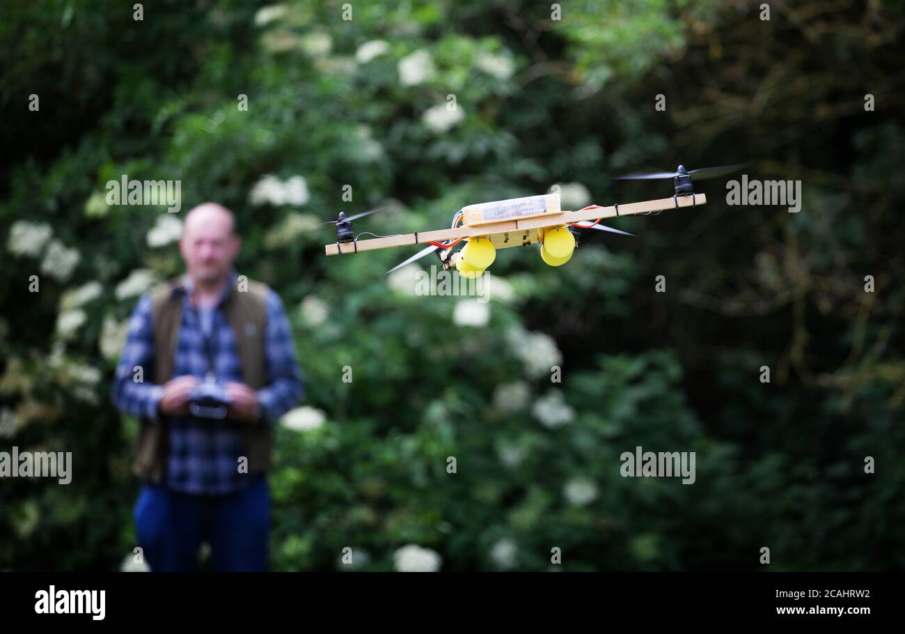 Mann, der selbstgemachte Quad-Copter fliegt Stockfoto