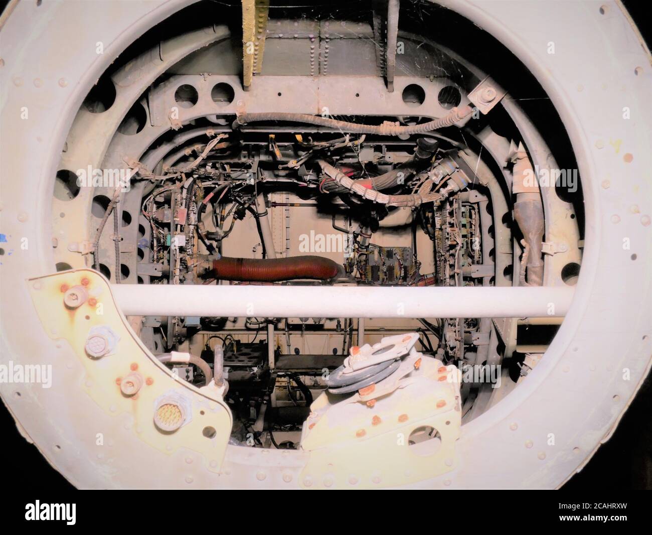 Stillgelegte verlassene Hubschrauber Schwanz geerdet in der Nacht mit Beleuchtung zu Steuerleitungen und Bauteile anzeigen Stockfoto