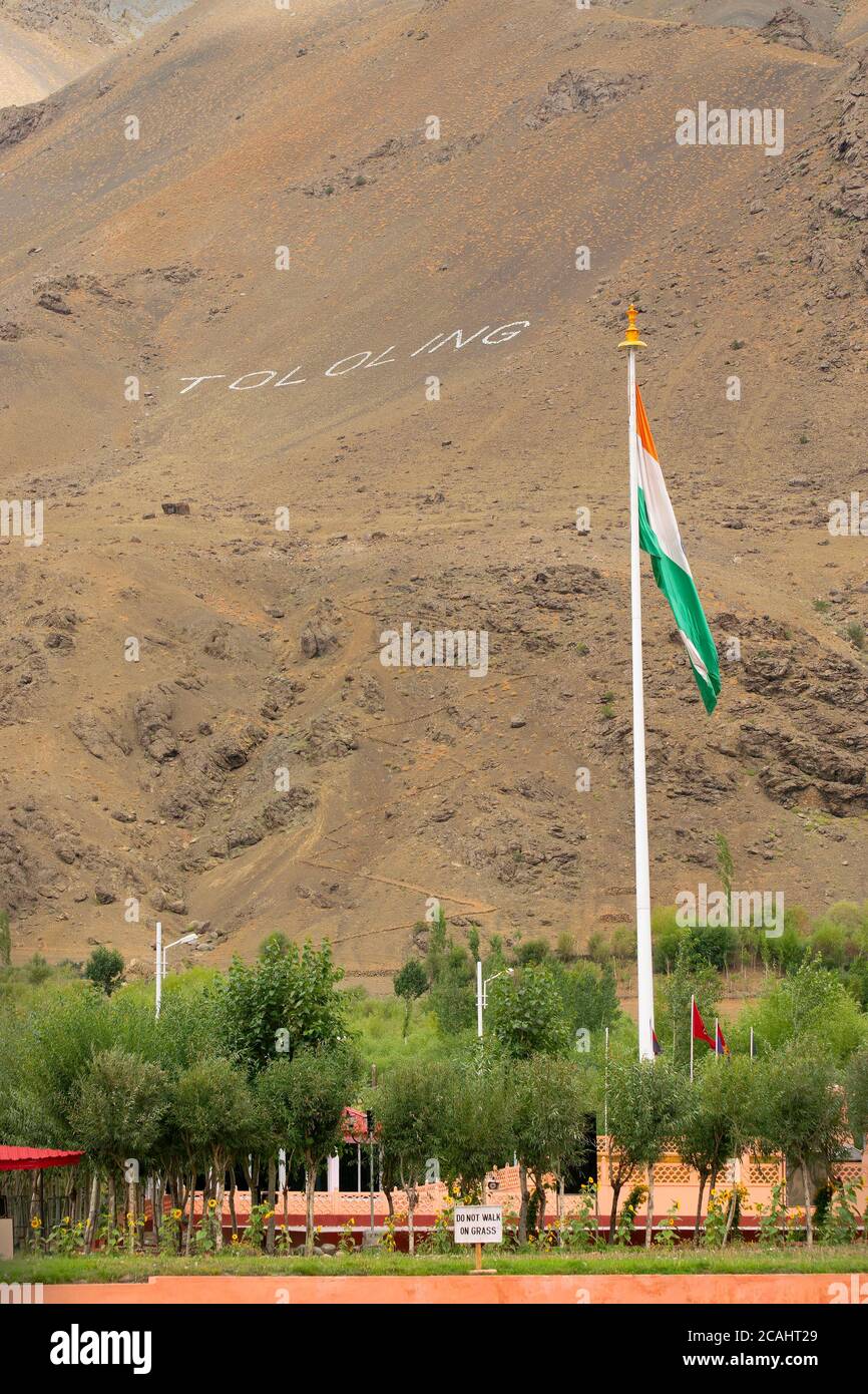 Die indische Nationalflagge schwingt im Boden des Mount Tololing und erinnert an den kargil-Krieg von 1999, als die indische Armee die pakistanische Armee gewann und zurückkämpfte Stockfoto