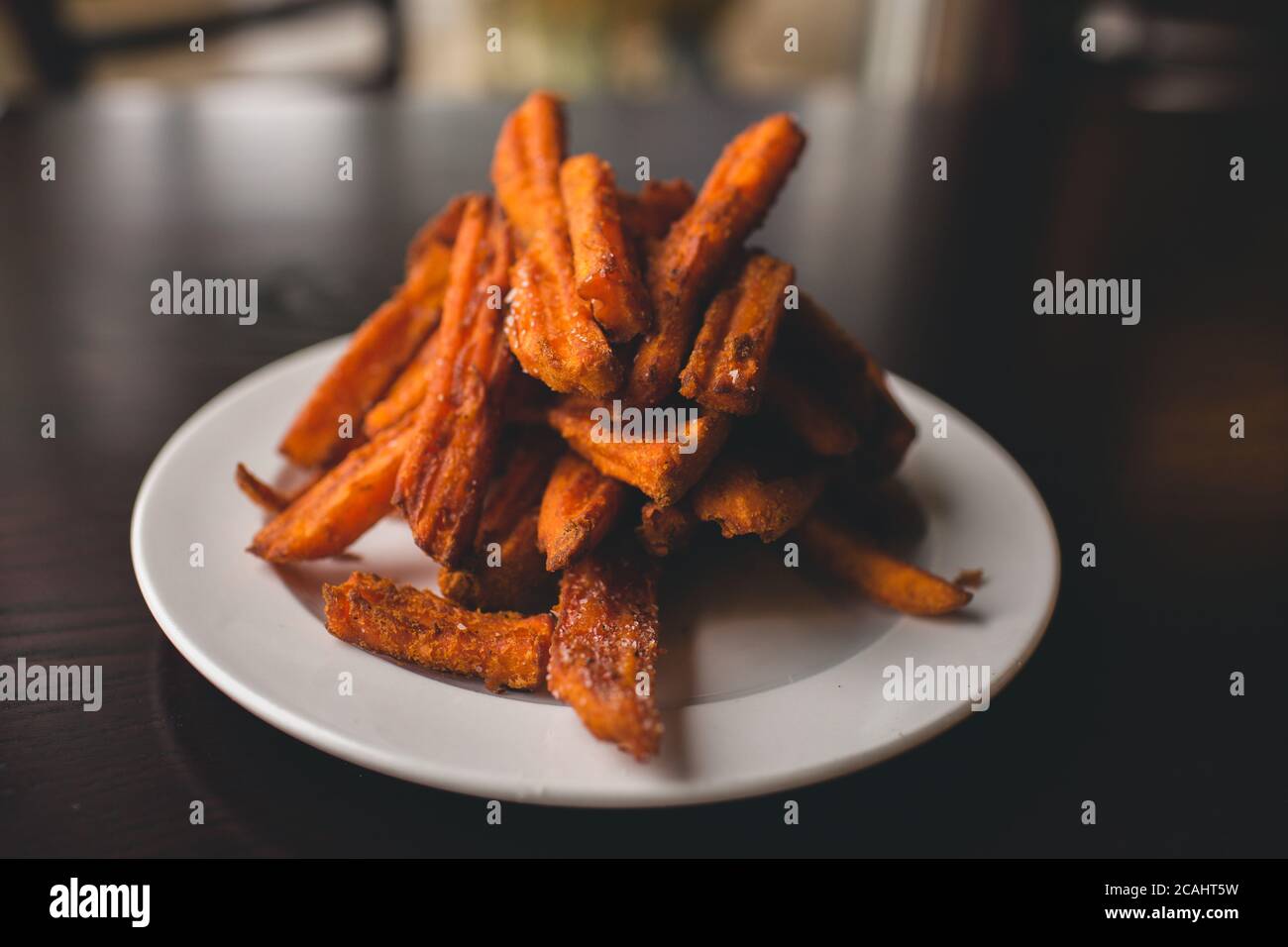 Essen im Restaurant mit einem wunderschönen Koch. Warm, lecker, Komfort Essen zu Hause gemacht. Stockfoto