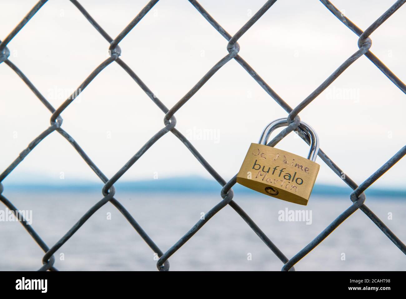 Magog, Kanada - Juli 26 2020: Liebesschloss an einem Zaun Stockfoto