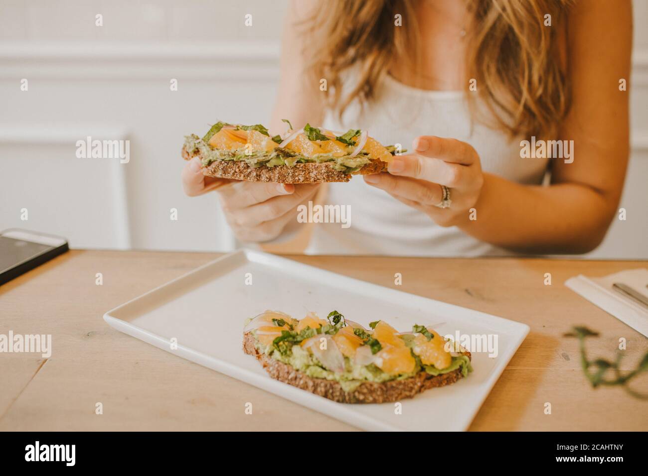 Essen im Restaurant mit einem wunderschönen Koch. Warm, lecker, Komfort Essen zu Hause gemacht. Stockfoto