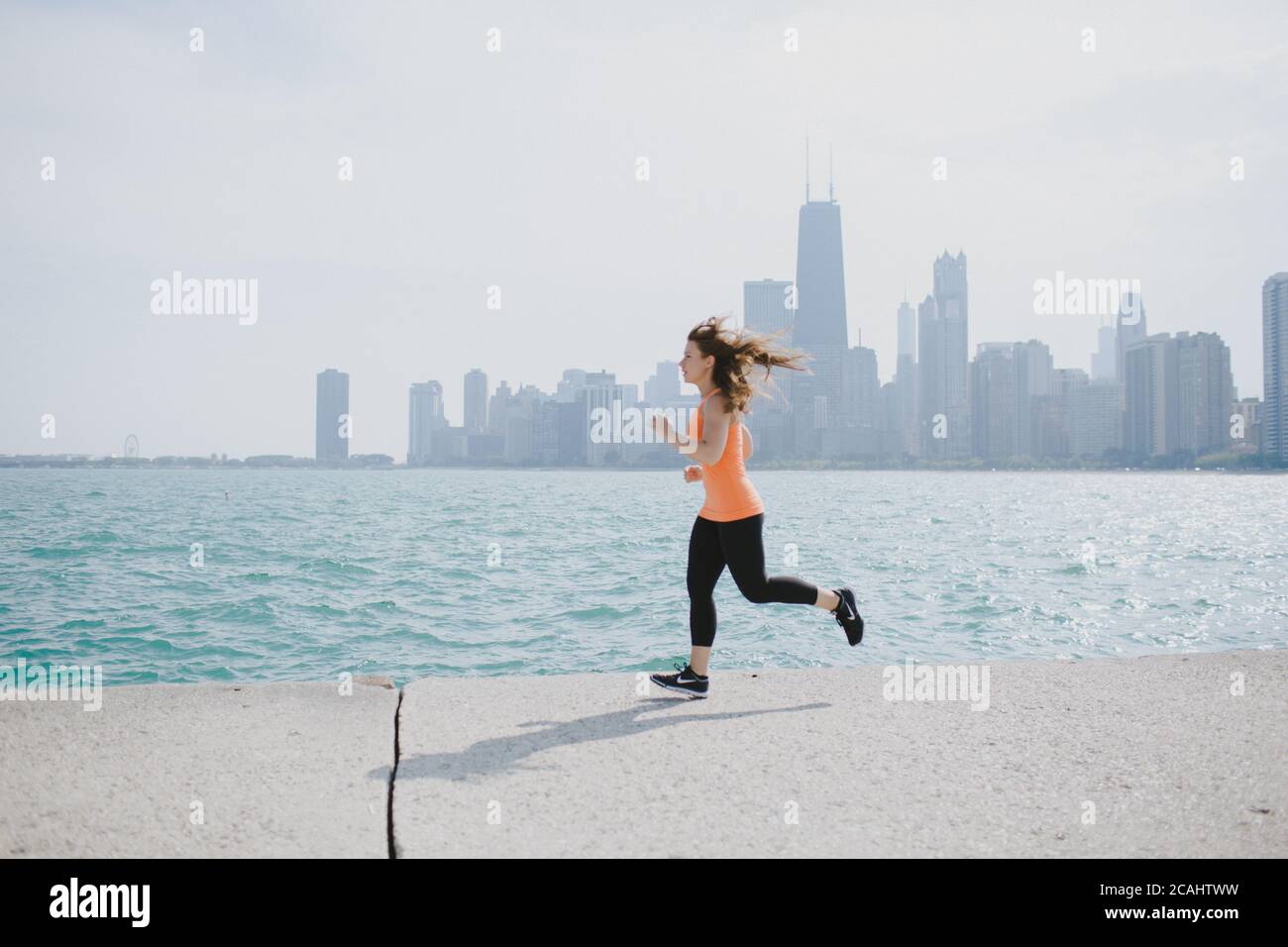 Frau, die zu Hause und draußen arbeitet.Yoga und Laufen sind große Quellen der Übung und nehmen keine Ausrüstung. Bleiben Sie auf einer sicheren sozialen Distanz und werden Sie fit Stockfoto