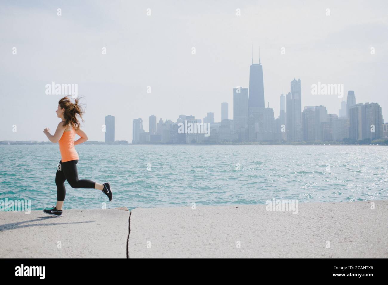 Frau, die zu Hause und draußen arbeitet.Yoga und Laufen sind große Quellen der Übung und nehmen keine Ausrüstung. Bleiben Sie auf einer sicheren sozialen Distanz und werden Sie fit Stockfoto