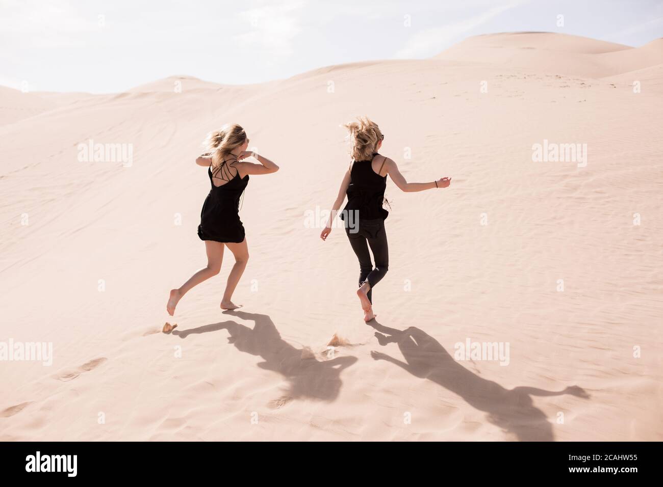 Frau in der Natur in sicherer sozialer Distanz, die die Welt erkundet. Stockfoto