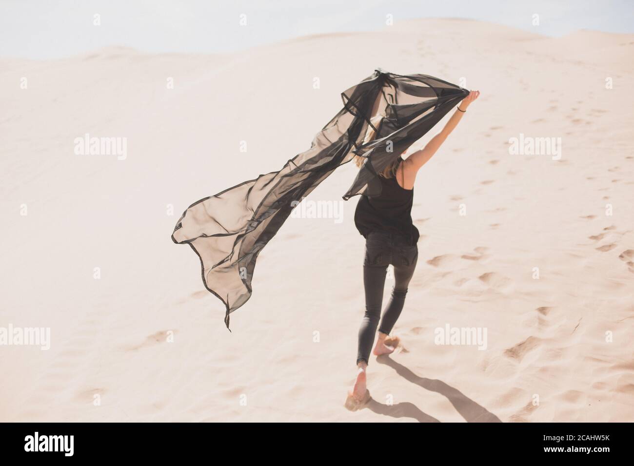 Frau in der Natur in sicherer sozialer Distanz, die die Welt erkundet. Stockfoto