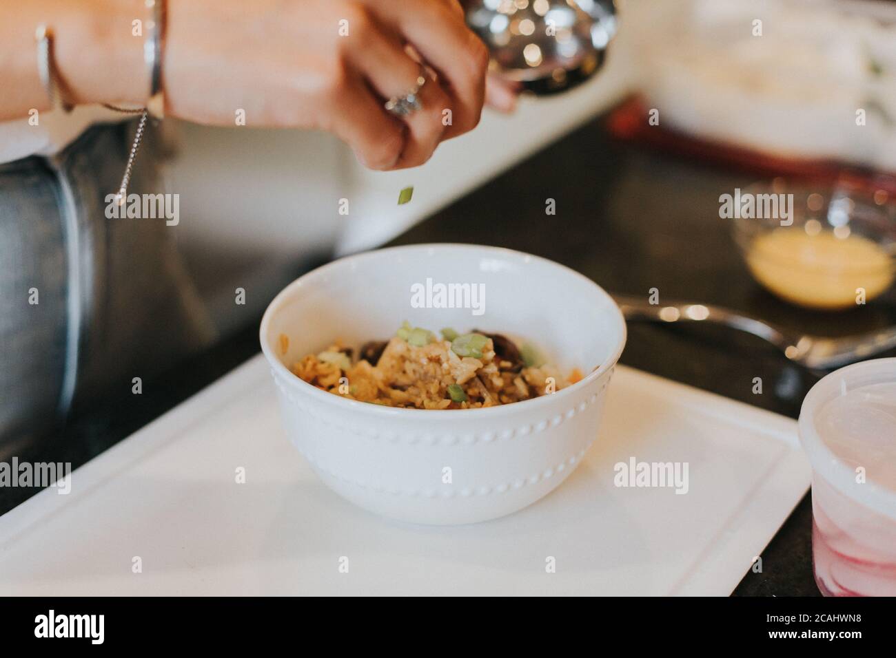 Essen im Restaurant mit einem wunderschönen Koch. Warm, lecker, Komfort Essen zu Hause gemacht. Stockfoto