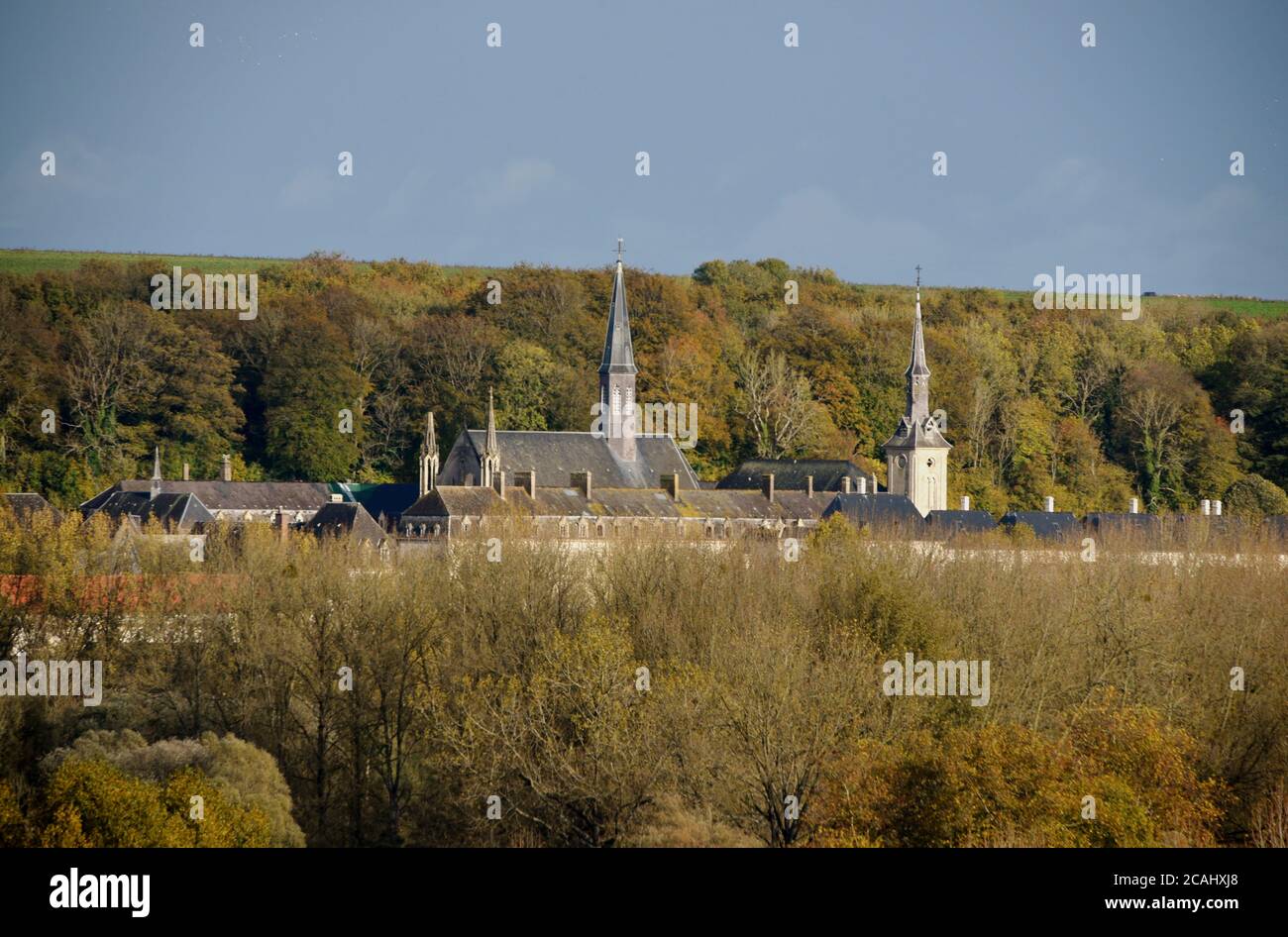 La Chartreuse de Neuville hebt sich von Herbstfarben in Dieses Foto wurde an einem bewölkten Oktobertag in Frankreich aufgenommen Stockfoto