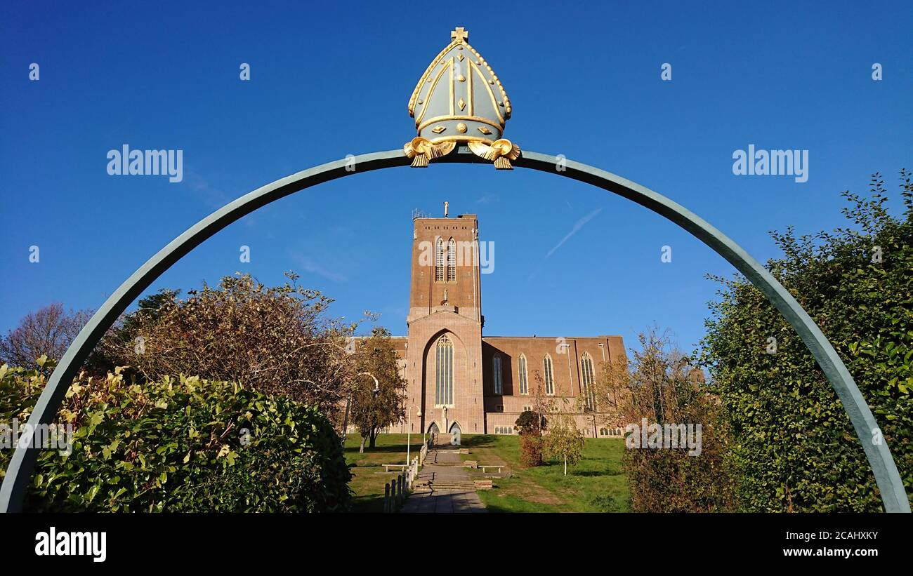 Blick auf den Hügel in Richtung Guildford Kathedrale in Surrey On Ein herrlich klarer Herbsttag Stockfoto