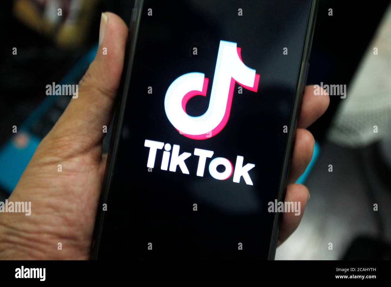 Jakarta, Indonesien. August 2020. In dieser Abbildung ist ein TikTok-Logo zu sehen, das am 7. August 2020 auf einem mobilen Gerät in Jakarta, Indonesien, angezeigt wurde. US-Präsident Donald Trump erlässt zwei Exekutivbefehlen, die US-Transaktionen mit WeChat und TikTok in 45 Tagen verbieten und die chinesischen Technologieunternehmen Tecent und Bytedance betreffen. (Foto von Adriana Adinandra/INA Photo Agency/Sipa USA) Quelle: SIPA USA/Alamy Live News Stockfoto