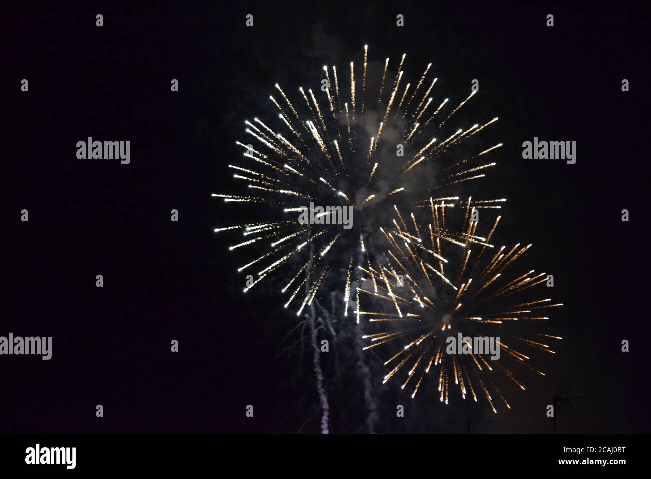 Feuerwerk in einem Viertel von Madrid, das die lokalen Feste feiert. Stockfoto