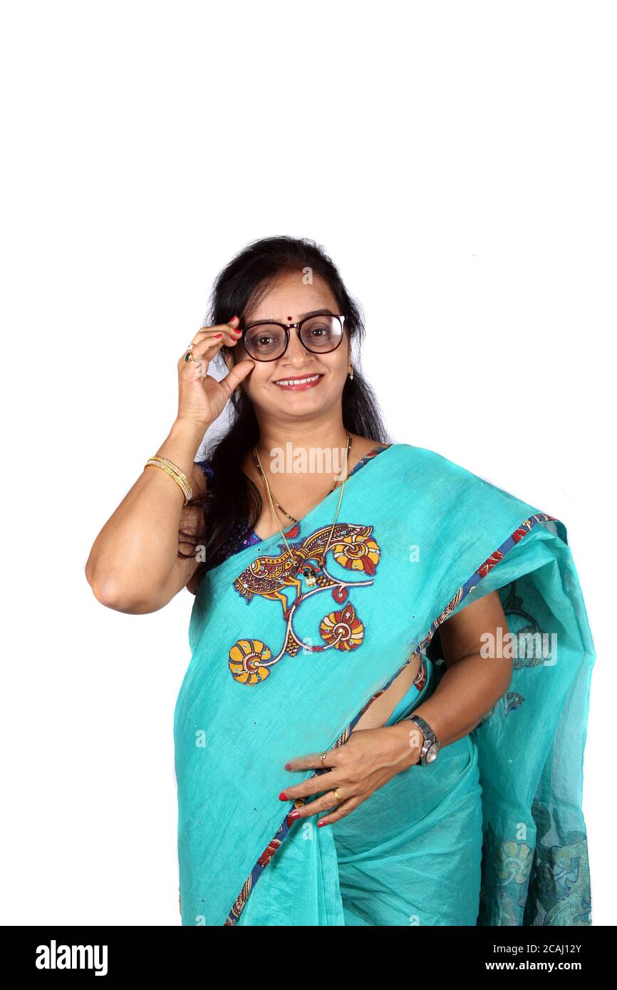 Eine glückliche, mittelalte Inderin zeigt ihre neue Brille auf weißem Studiohintergrund. Stockfoto