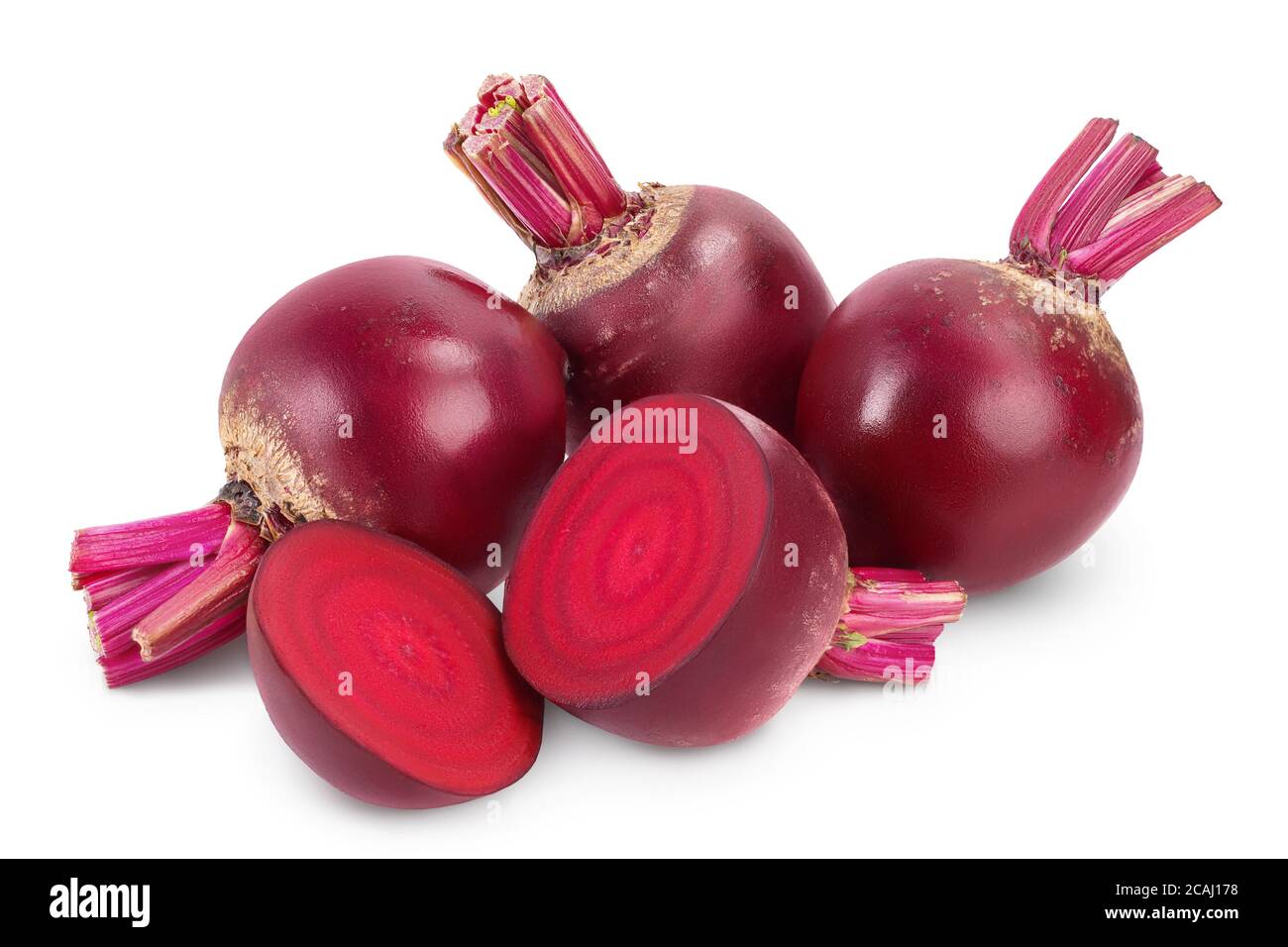 Rote Bete mit Halb- und Scheibe isoliert auf weißem Hintergrund mit Beschneidungspfad und voller Schärfentiefe Stockfoto