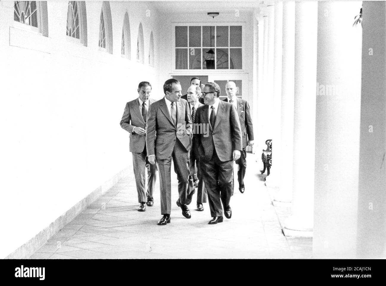 In dieser Datei Foto, Washington, D.C. - 31. Mai 1974 -- US-Präsident Richard M. Nixon geht entlang der Kolonnade von der Residenz zum Oval Office im Weißen Haus in Washington, D.C., am 31. Mai 1974. Von links nach rechts: General Alexander M. Haig, Jr., United States Army, Assistent des Präsidenten (Stabschef); Präsident Nixon; Major General Brent Scowcroft, United States Air Force, Deputy Assistant des Präsidenten für nationale Sicherheitsangelegenheiten; Und US-Außenminister Henry A. Kissinger, der auch den Titel des Assistenten des Präsidenten für Nat Stockfoto