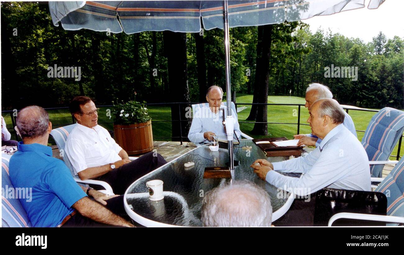 In dieser Datei Foto, US-Präsident George H.W. Bush trifft sich am 2. Juni 1990 mit dem Präsidenten der Union der Sozialistischen Republiken der Sowjetunion, Michail Gorbatschow, und den wichtigsten außenpolitischen Beratern in der Aspen Lodge, Camp David, Maryland. Von links: US-Außenminister James A. Baker III, Präsident Bush, nationaler Sicherheitsberater der Vereinigten Staaten Brent Scowcroft, Außenminister Eduard Shewardnaze der Union der Sozialistischen Sowjetrepubliken und Präsident Gorbatschow. Weltweite Nutzung Stockfoto