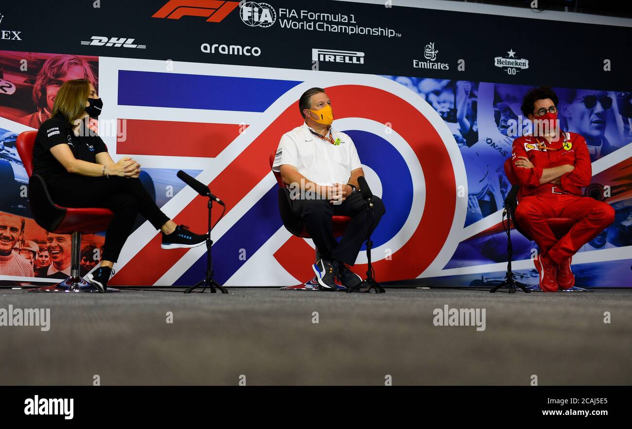 Williams Deputy Team Principal Claire Williams (links), McLaren Chief Executive Officer Zak Brown und Scuderia Ferrari Team Principal Mattia Binotto (rechts) beim ersten Training des 70. Jubiläums Formel 1 Grand Prix auf der Silverstone Race Circuit, Northampton. Stockfoto