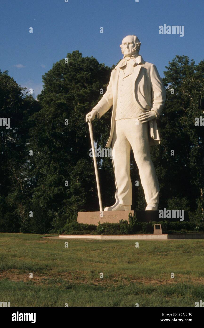 Huntsville, Texas, USA: 67 Meter hohe Stahl- und Betonstatue von Sam Houston vom Bildhauer David Adickes, der mit Stock auf dem grünen Rasen des Sam Houston State Visitor Center steht. ©Bob Daemmrich Stockfoto