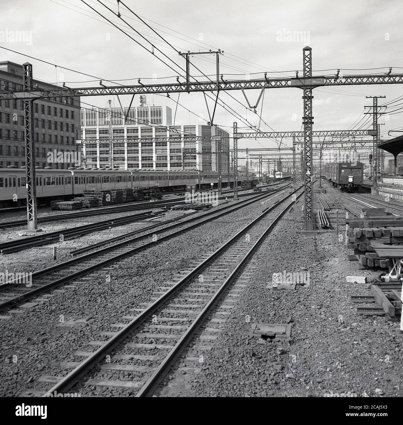 1960er Jahre, historisch, Tokio, Japan, zahlreiche Eisenbahnlinien und Züge auf Bahngleisen, mit obenliegenden elektrischen Kabeln an einer Kreuzung außerhalb der Stadt. Stockfoto
