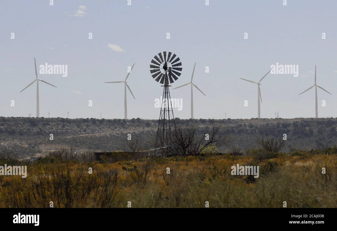 McCamey, Texas, USA, März 2006: Windparks besetzen die Mesas um McCamey, einschließlich dieser auf der Howard Ranch im Upton County, die früher von Ölquellen besetzt war. Die neue Stromerzeugungsindustrie ist eine willkommene Ergänzung der Wirtschaft des ländlichen Westtexas. ©Bob Daemmrich Stockfoto