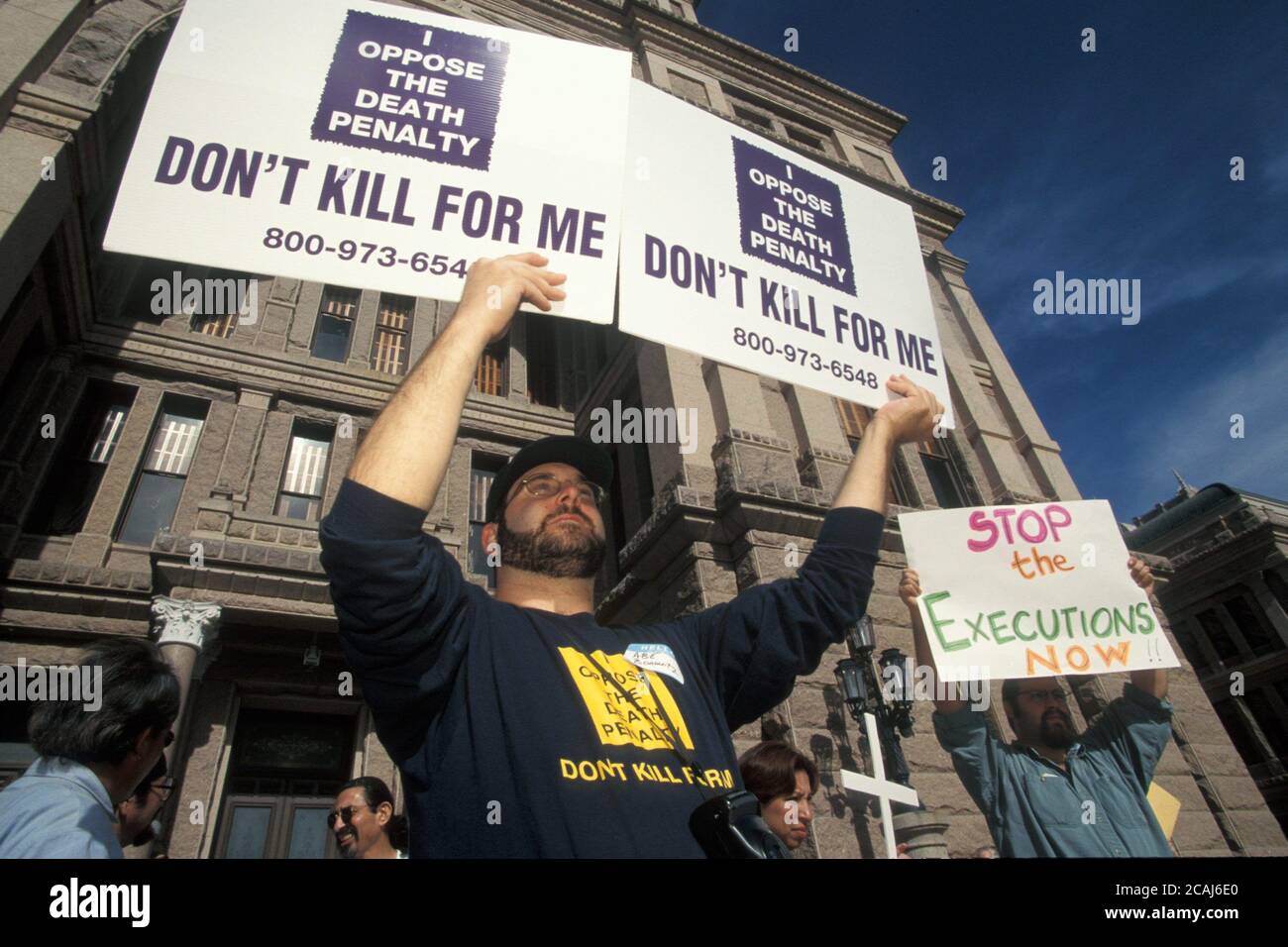 Austin, Texas USA: Männliche Gegner der Todesstrafe halten Zeichen vor dem State Capitol, um die Häftlinge Karla Fay Tucker zu unterstützen. ©Bob Daemmrich Stockfoto
