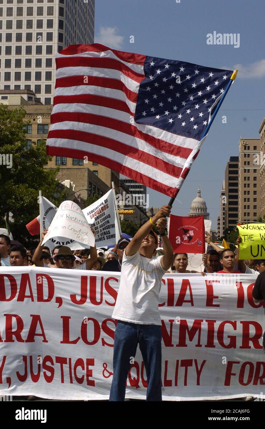 Austin, Texas, USA, 1. Mai 2006: Tausende von Einwanderern und Einwanderungsrechtlern marschieren am Montag die Congress Avenue in der Innenstadt von Austin hinunter, Teil einer landesweiten Solidaritätsdemonstration und Protest gegen politische Reformen, die sich ihren Weg durch den US-Kongress finden. Nationalfeiertag ohne Einwanderer Protest und Boykott. ©Bob Daemmrich Stockfoto