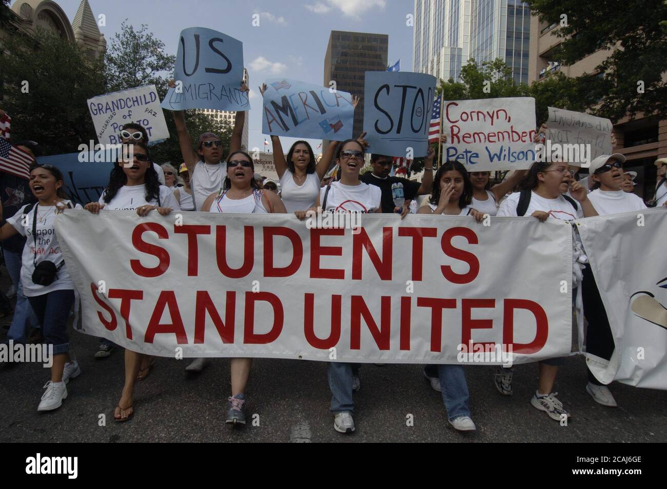 Austin, Texas, USA, 1. Mai 2006: Tausende von Einwanderern und Einwanderungsrechtlern marschieren am Montag die Congress Avenue in der Innenstadt von Austin hinunter, Teil einer landesweiten Solidaritätsdemonstration und Protest gegen politische Reformen, die sich ihren Weg durch den US-Kongress finden. Nationalfeiertag ohne Einwanderer Protest und Boykott. ©Bob Daemmrich Stockfoto