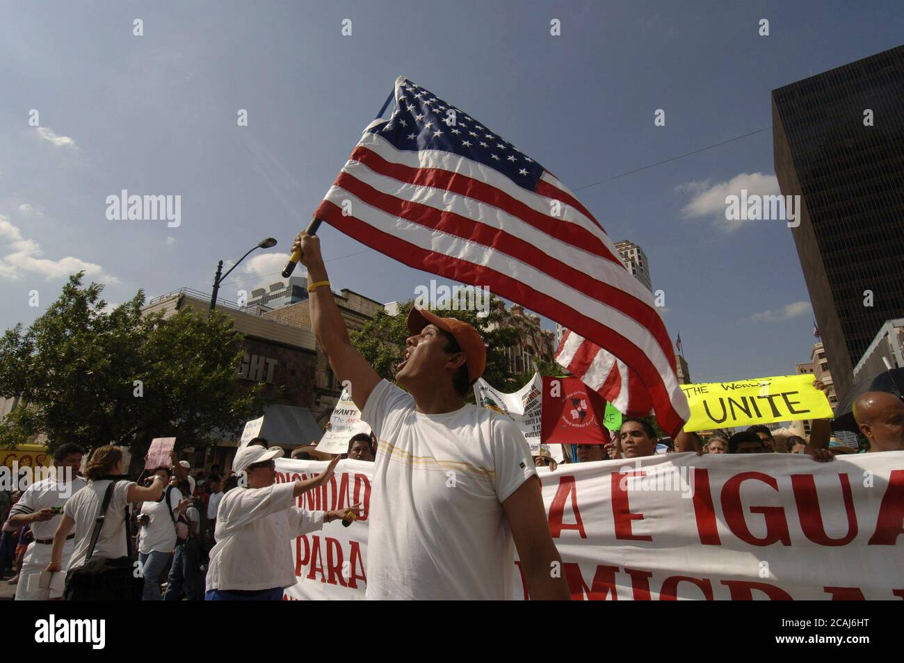 Austin, Texas, USA, 1. Mai 2006: Tausende von Einwanderern und Einwanderungsrechtlern marschieren am Montag die Congress Avenue in der Innenstadt von Austin hinunter, Teil einer landesweiten Solidaritätsdemonstration und Protest gegen politische Reformen, die sich ihren Weg durch den US-Kongress finden. Nationalfeiertag ohne Einwanderer Protest und Boykott. ©Bob Daemmrich Stockfoto