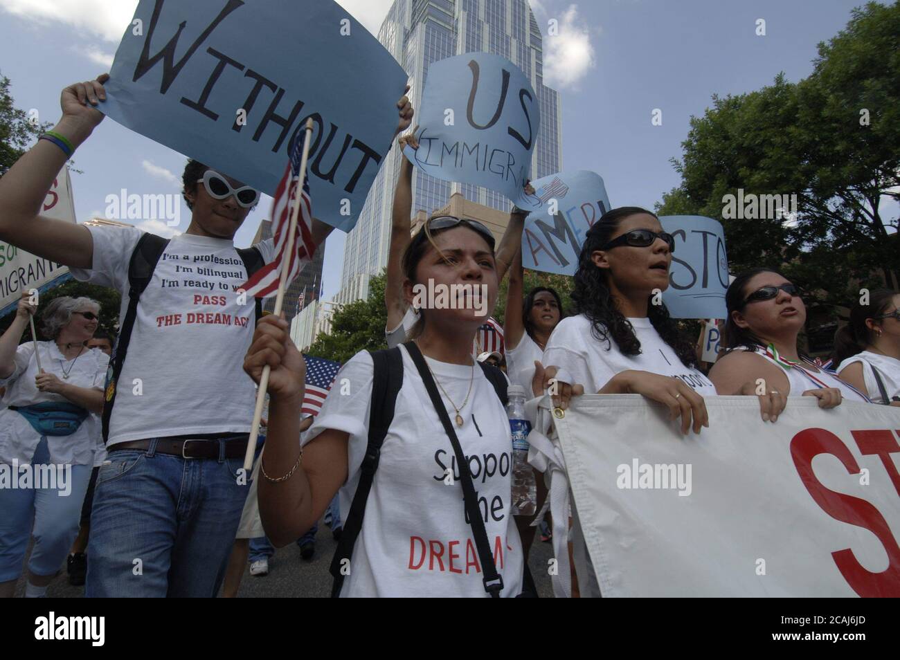 Austin, Texas, USA, 1. Mai 2006: Tausende von Einwanderern und Einwanderungsrechtlern marschieren am Montag die Congress Avenue in der Innenstadt von Austin hinunter, Teil einer landesweiten Solidaritätsdemonstration und Protest gegen politische Reformen, die sich ihren Weg durch den US-Kongress finden. Nationalfeiertag ohne Einwanderer Protest und Boykott. ©Bob Daemmrich Stockfoto