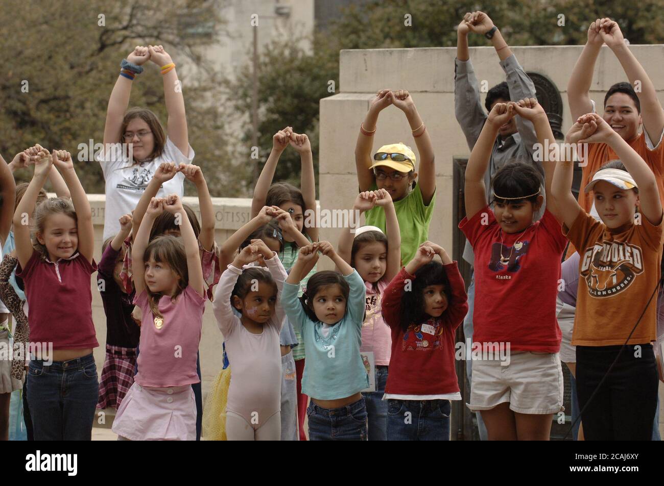 Austin, Texas, USA, 4. März 2006: Kinder lernen einen traditionellen indischen Tanz namens Bharatnatyam in Explore UT, dem jährlichen Open House für den College Campus der University of Texas. ©Bob Daemmrich Stockfoto