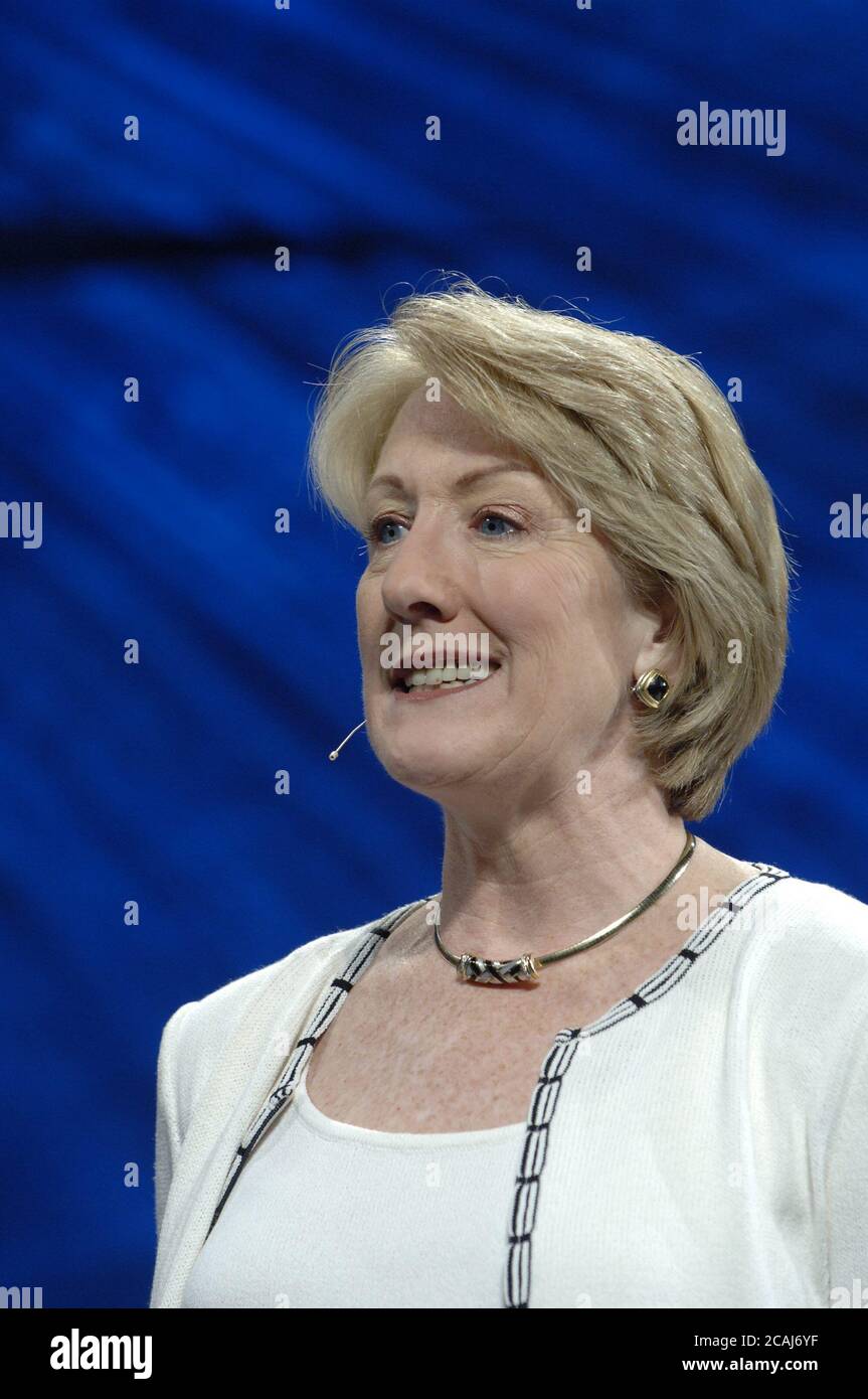 Austin, Texas, USA, 4. Mai 2006: Anne Mulcahy, Vorsitzende des Vorstands und CEO von Xerox, hält ihre Keynote auf dem World Congress of Information Technology (WCIT) High-Tech-Treffen in Austin. Mulcahy hob die Bestrebungen ihres Unternehmens zur Verbesserung des Dokumentenmanagements im 21. Jahrhundert hervor. ©Bob Daemmrich Stockfoto