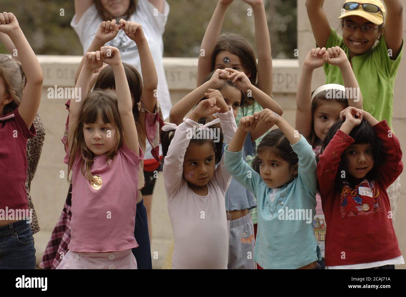 Austin, Texas, USA, 4. März 2006: Kinder lernen einen traditionellen indischen Tanz namens Bharatnatyam in Explore UT, dem jährlichen Open House für den College Campus der University of Texas. ©Bob Daemmrich Stockfoto