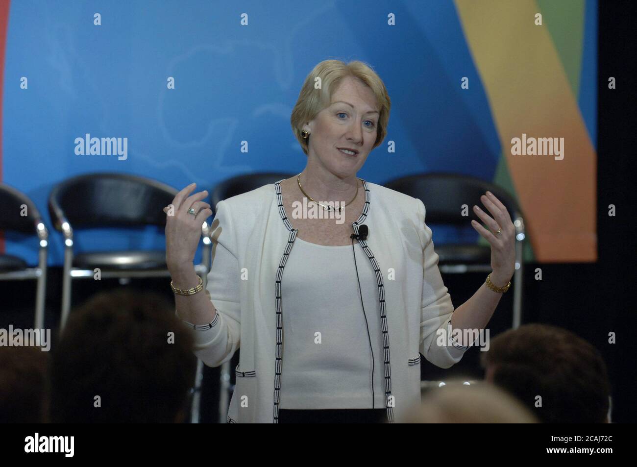 Austin, Texas, USA, 4. Mai 2006: Anne Mulcahy, Vorsitzende des Vorstands und CEO von Xerox, hält ihre Keynote auf dem World Congress of Information Technology (WCIT) High-Tech-Treffen in Austin. Mulcahy hob die Bestrebungen ihres Unternehmens zur Verbesserung des Dokumentenmanagements im 21. Jahrhundert hervor. ©Bob Daemmrich Stockfoto