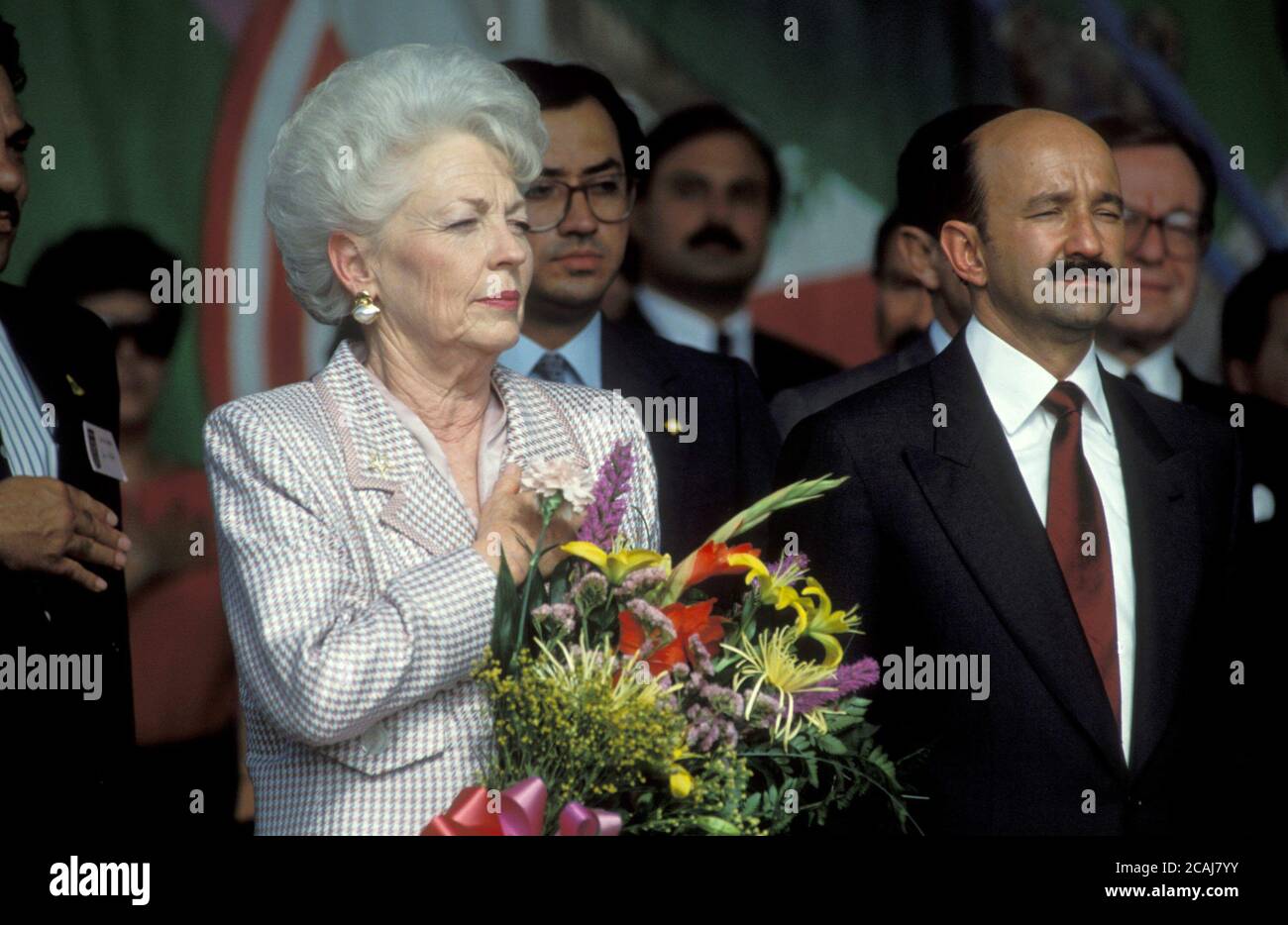 Die texanische Gouverneurin Ann Richards legt ihre Hand über ihr Herz, während sie mit dem mexikanischen Präsidenten Carlos Salinas de Gortari die Nationalhymne der Vereinigten Staaten spielt. ©Bob Daemmrich Stockfoto