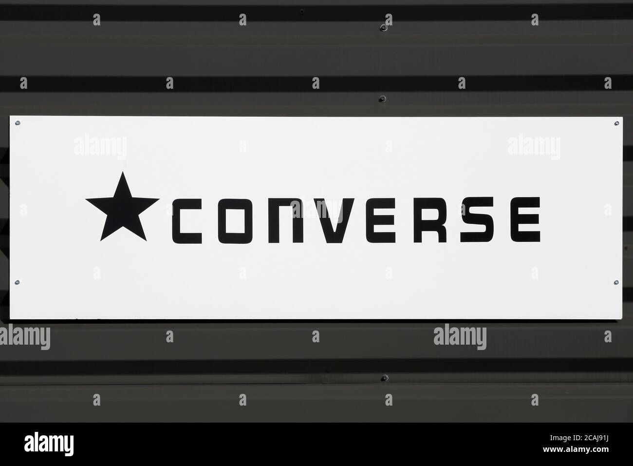 Macon, Frankreich - 15. März 2020: Converse ist eine amerikanische Schuhfirma Stockfoto