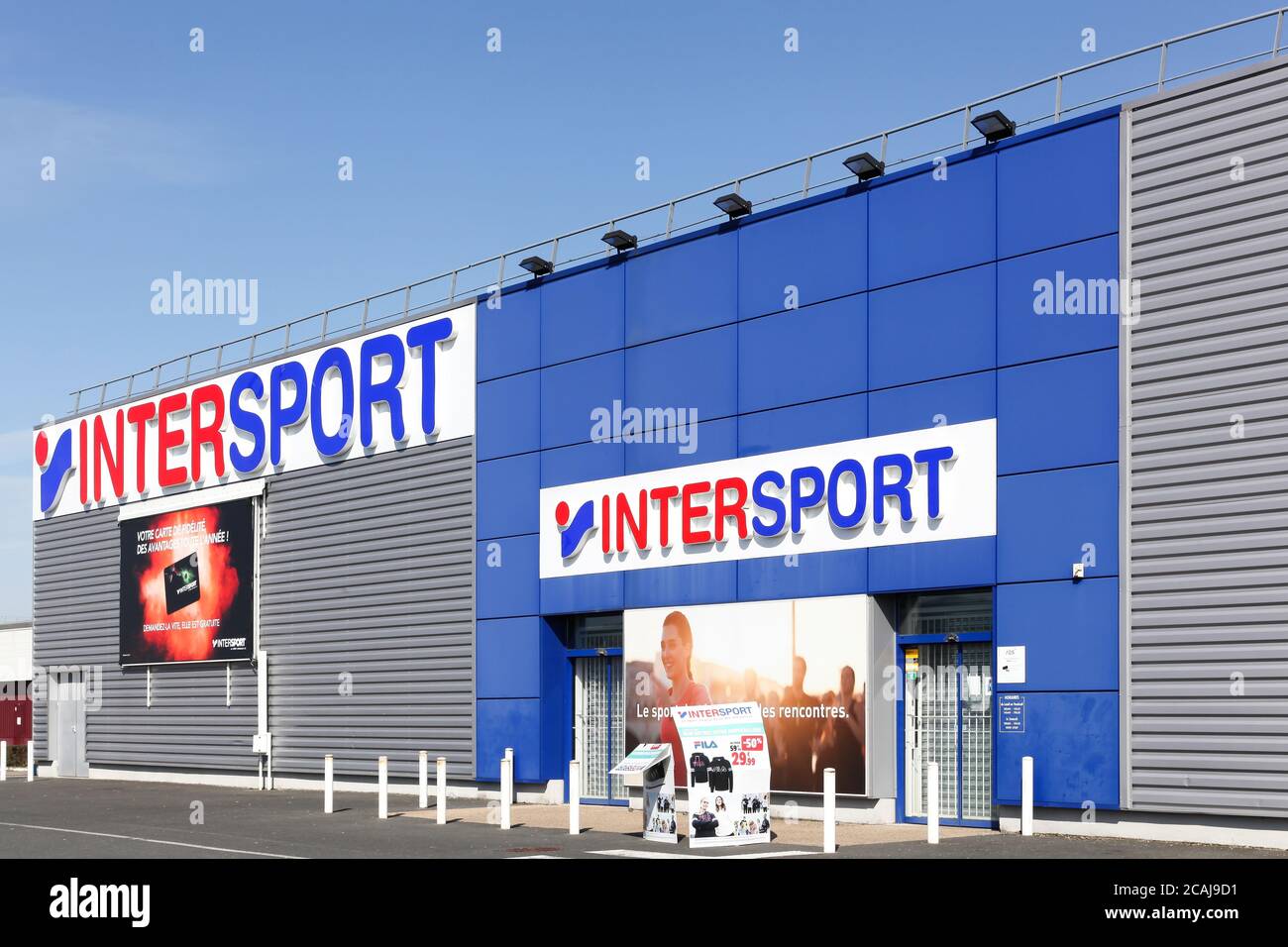 Creches, Frankreich - 15. März 2020: INTERSPORT Store. Die Intersport Group ist ein internationaler Sportartikeleinzelhändler Stockfoto