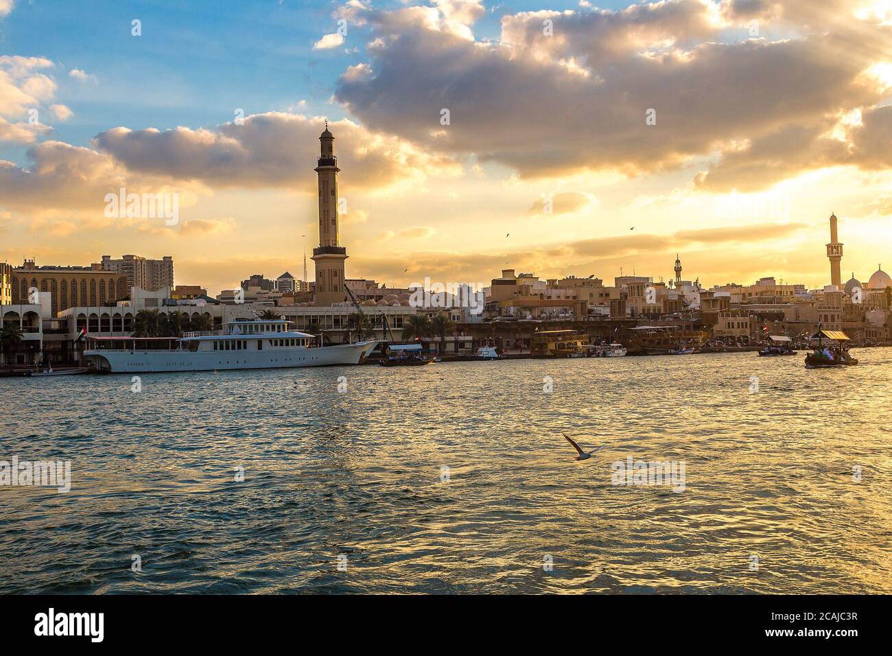 Alte traditionelle Boote auf dem Bay Creek in Dubai, VAE Stockfoto